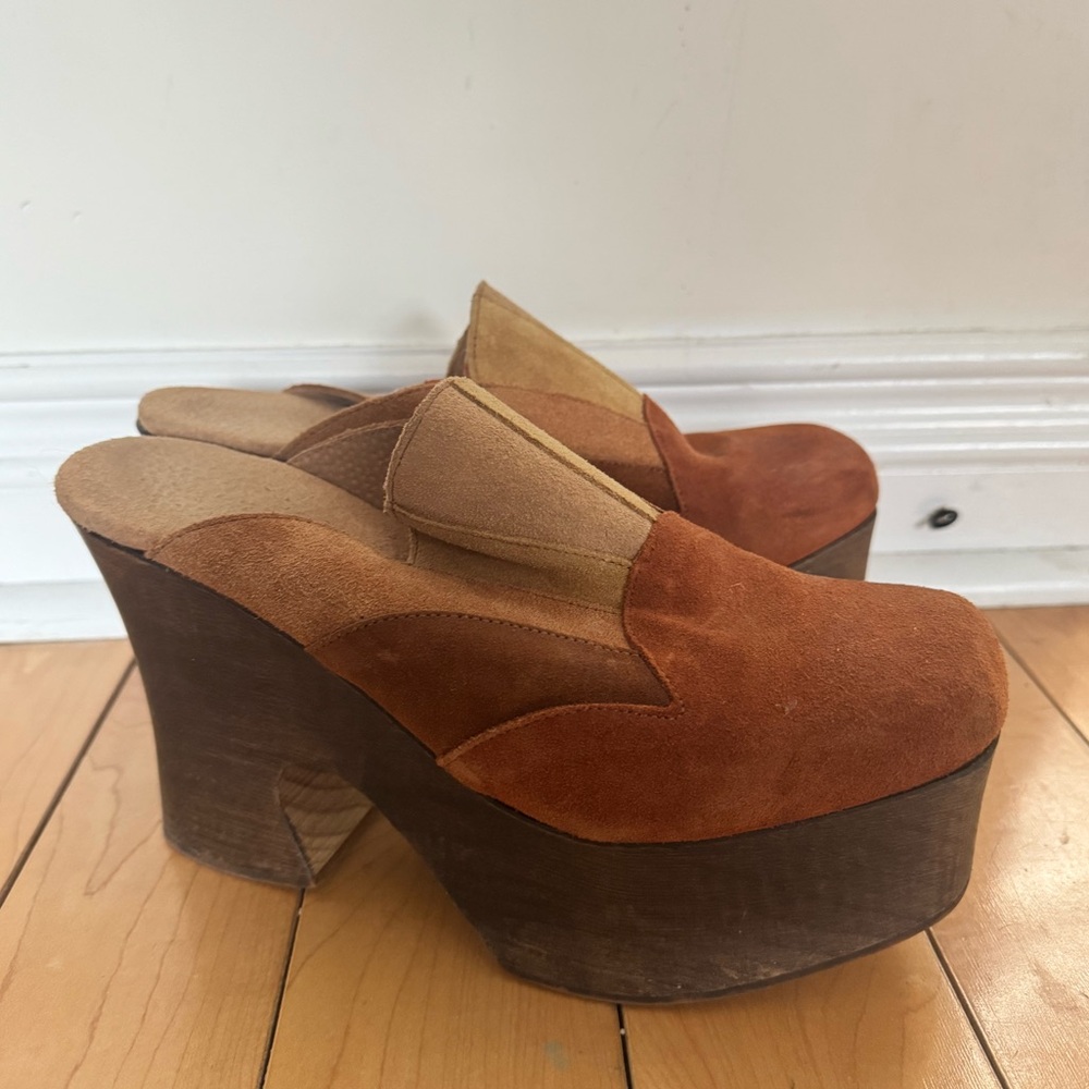 ✨SOLD✨Free People Orange and Tan Suede Platform Clogs